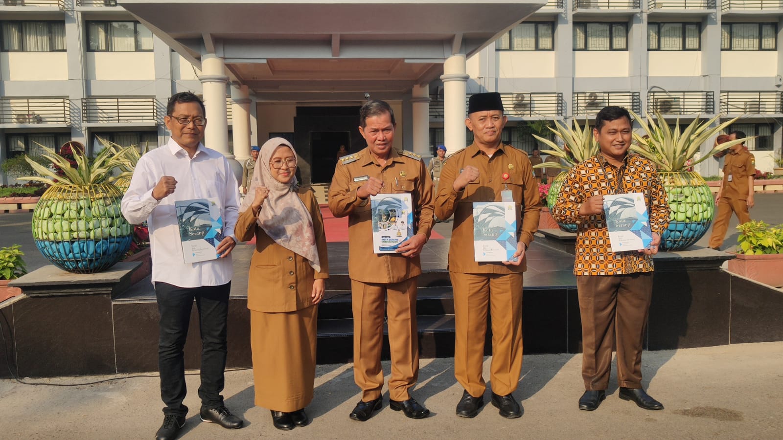 Wali Kota Serang Terima Buku Profil dan Peluang Investasi di Kota Serang
