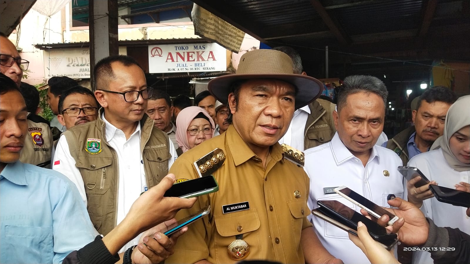 Pj Gubernur Banten Al Muktabar Sidak Barang dan Harga Komoditi Pangan di Pasar Induk Rau