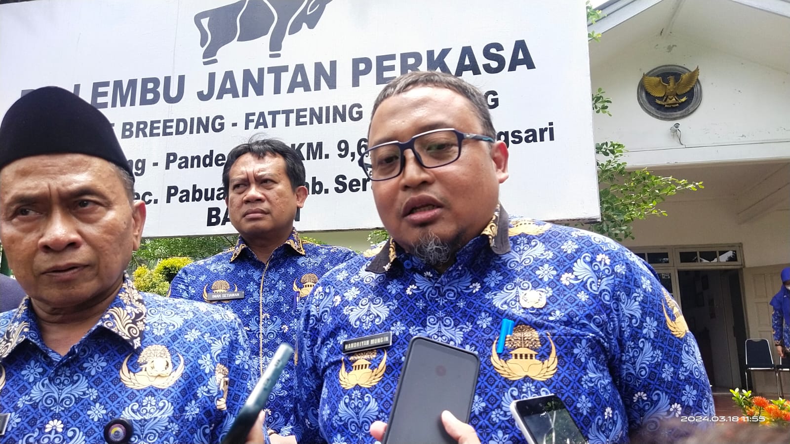 Dampingi Pj Wali Kota Serang, Kabid peternakan dan kesehatan hewan DKPPP Kota Serang, telah lakukan vaksinasi 300 ekor sapi guna terhindar dari PMK.