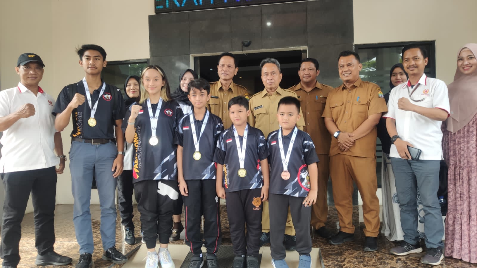 Pj Wali Kota Serang Apresiasi 5 Atlet Taekwondo Kota Serang Raih Medali di Singapura. 