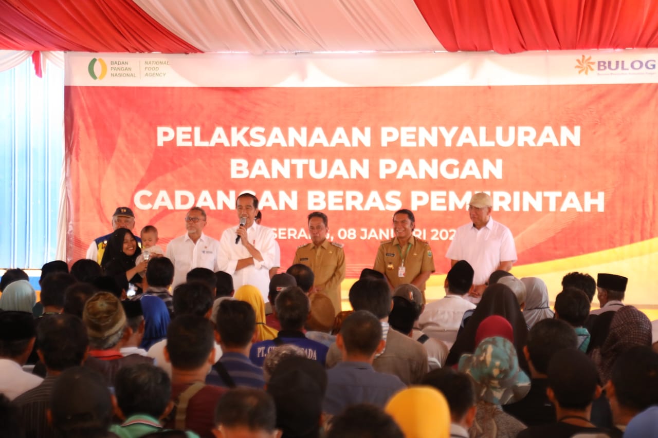 Hadir dalam penyerahan bantuan beras cadangan kepada KPM, Presiden Jokowi tegaskan: jika APBN-nya memungkinkan bantuan pangan ini akan dilanjutkan sampai dengan bulan Juni.