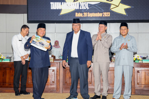Pj Gubernur Banten Al Muktabar Sampaikan Jawaban Atas Tanggapan Fraksi Terhadap Pengantar Raperda Perubahan APBD TA 2023.