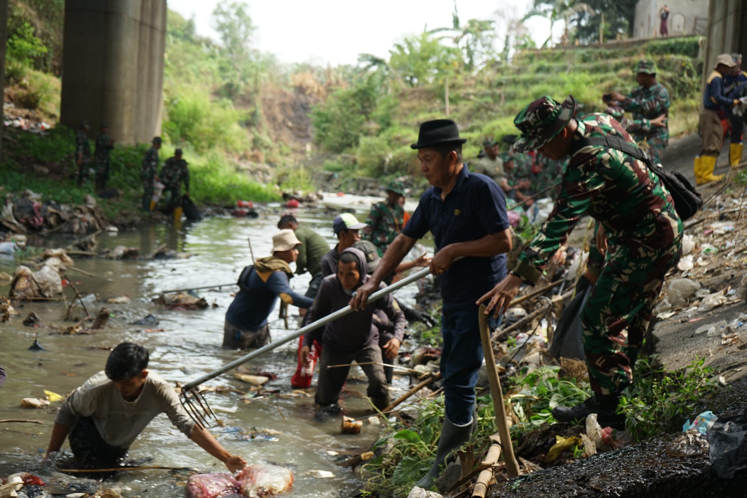 Lestarikan Daerah Aliran Sungai, Pemkot Serang Bersihkan Timbunan Sampah di Bawah Jembatan Kidemang