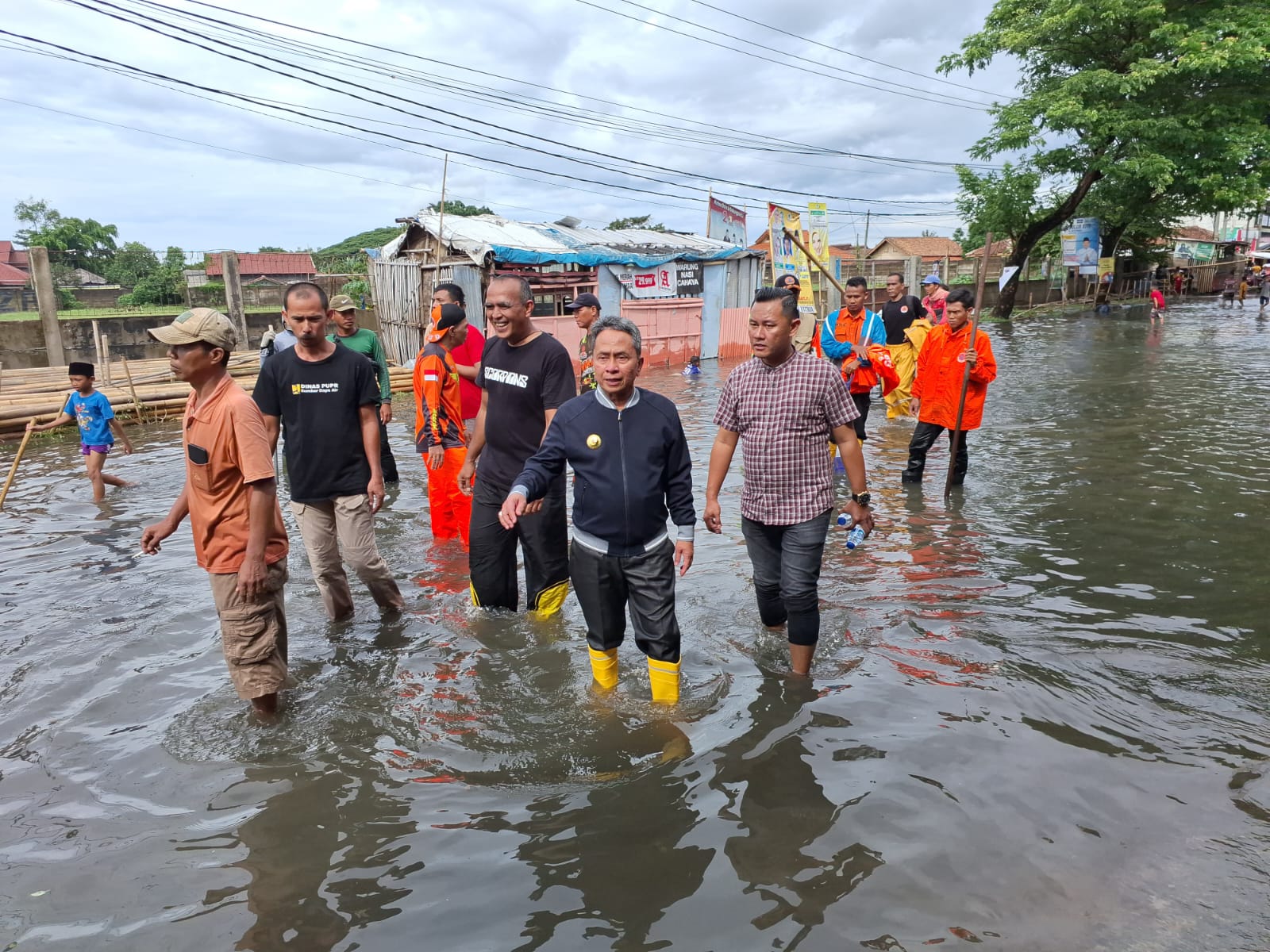 Terima laporan dari masyarakat yang terdampak genangan air, Pj wali kota Serang Yedi rahmat: instruksi kan dinas terkait dan warga untuk sama-sama membersihkan Solokan/saluran air