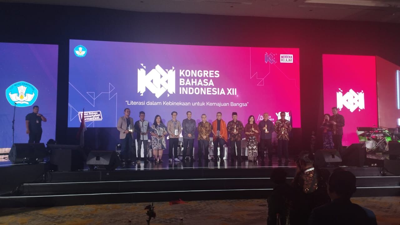 Apresiasi Para Pelaku Bahasa dan Sastra, Kongres Bahasa XII berikan Anugerah Hoesein Djajadiningrat