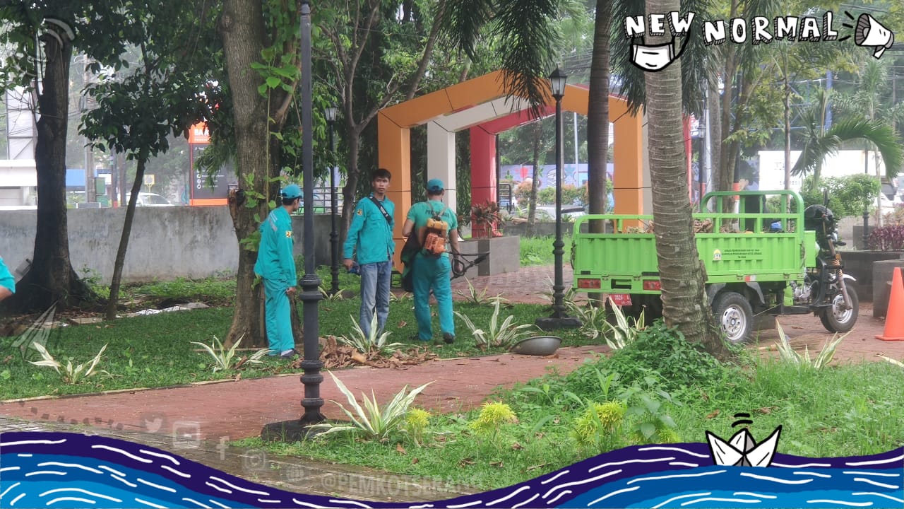 Penjaga kebersihan taman di Kota Serang. 