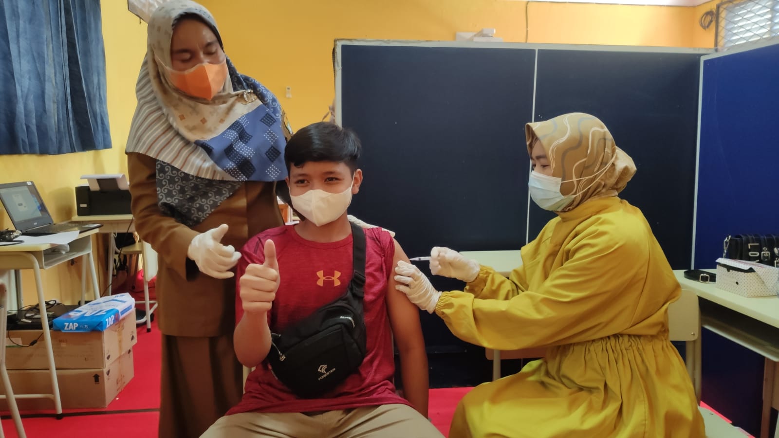 Persiapan sekolah tatap muka, siswa-siswi SMPN 7 Kota Serang di vaksin. 