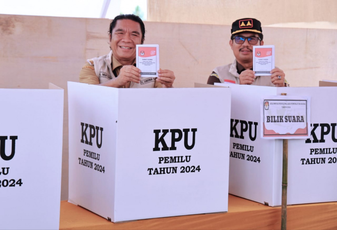 Pj Gubernur Banten Al Muktabar Gunakan Hak Pilihnya di TPS 05 Kelurahan Pancur Kota Serang