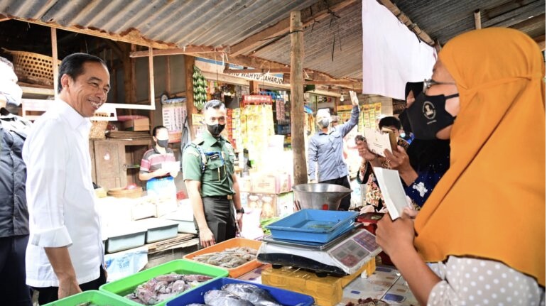 Kunjungi Pasar Malang Jiwan Colomadu, Presiden Bagikan BLT dan Cek Harga Komoditas