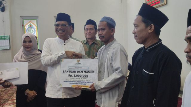 Safari Ramadhan, Sekda Kota Serang Serahkah Bantuan Pendidikan hingga Bantuan Kemakmuran Masjid.