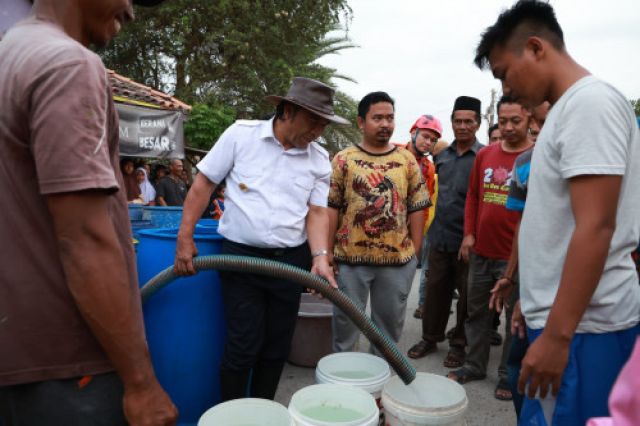 Antisipasi Dampak El Nino, Pj Gubernur Banten Al Muktabar Salurkan Bantuan Air Bersih dan Sembako