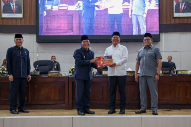 Pj Gubernur Banten Al Muktabar Sampaikan Nota Pengantar Raperda Perubahan APBD TA 2023