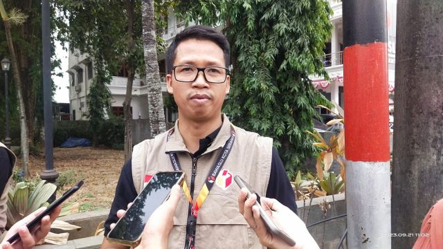 Satpol PP Kota Serang Kembali Menertibkan Alat Peraga Kampanye APK, di Sepanjang Jalan Protokol Kota Serang, 