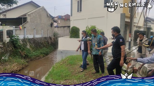 Wali Kota Serang meninjau pasca banjir di Taman Widya Asri. 