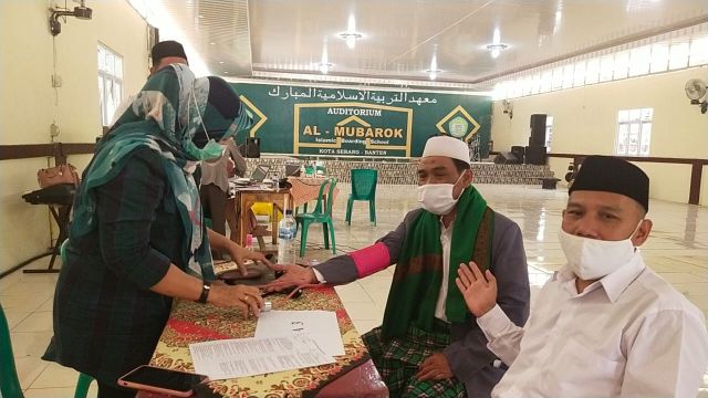 Vaksinasi MUI Kota Serang Tahap 1 di Pesantren Al-Mubarok