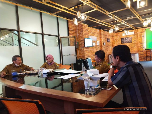 Pembahasan Tim Uji Konsekuensi Informasi yang Dikecualikan di Lingkungan Pemerintah Kota Serang. 