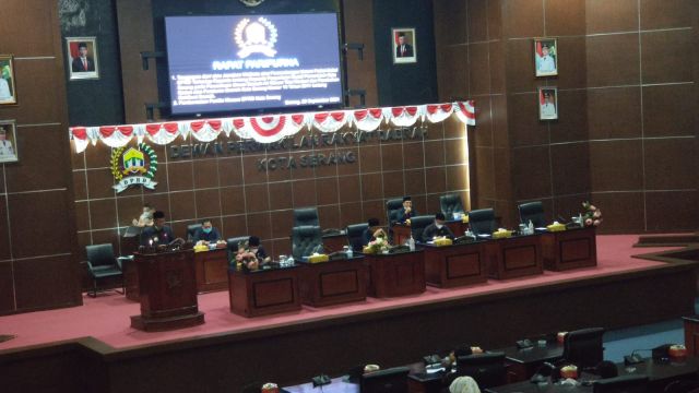 Persetujuan DPRD Kota Serang tentang usulan Wali Kota Serang penyertaan modal BUMD Tirta Madani dan Perubahan Perda Retribusi.    