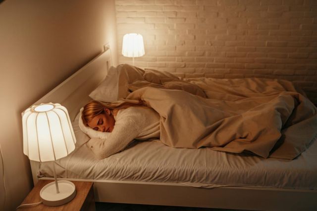 Apakah Tidur Dengan Lampu Menyala dapat Menyebabkan Efek Samping Kesehatan
