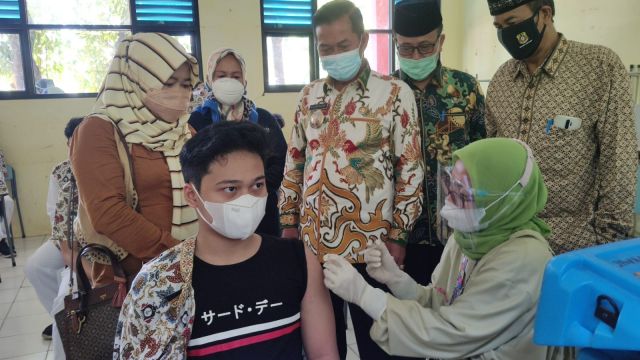 Pelajar SMP dan Tsanawiyah Kota Serang di Vaksinasi.