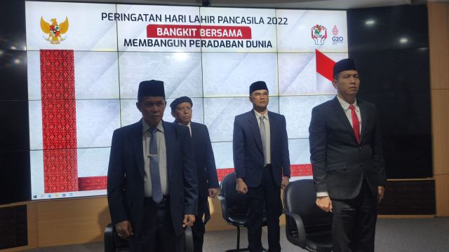 Pancasila sebagai pedoman masyarakat Indonesia bernegara. 