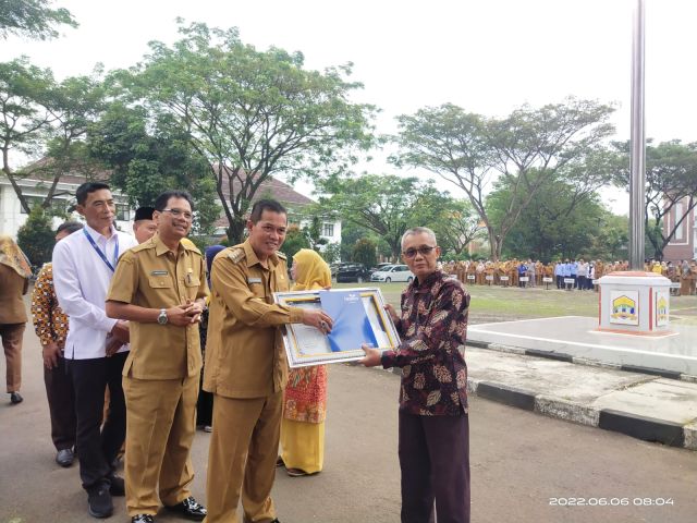 Penyerahan tanda mata bagi ASN Purna bakti serta penyerahan penghargaan sekolah SD dan SMP Adiwiyata tingkat Kota Serang.