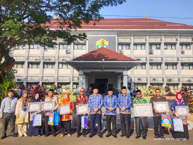 ﻿6 Purna Bakti asal Kota Serang diberikan reward oleh Wali Kota Serang, dalam apel Hari kesadaran Nasional.