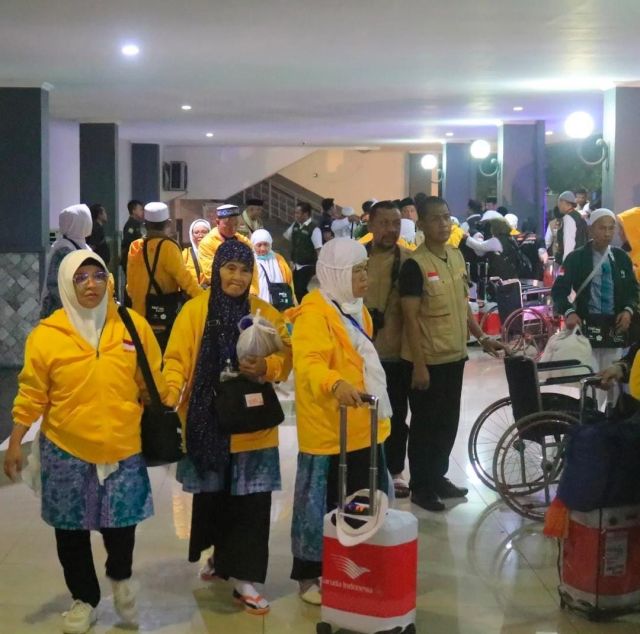 393 Jemaah Haji Indonesia Kloter 15 JKG Asal Kota Serang Provinsi Banten Tiba di Tanah Air
