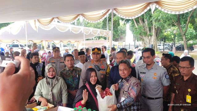Grebek pasar murah resmi dibuka, Pj Wali Kota Serang, terus gandeng TPID, BUMN, BUMD dan pendekar untuk membantu masyarakat Kota Serang.