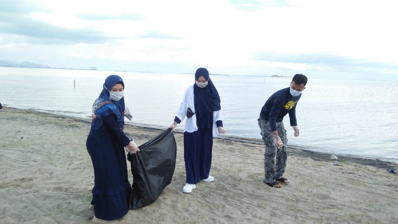 Ajak Komunitas, TBM Jawara Bersih-Bersih Pantai Peringati Sumpah Pemuda