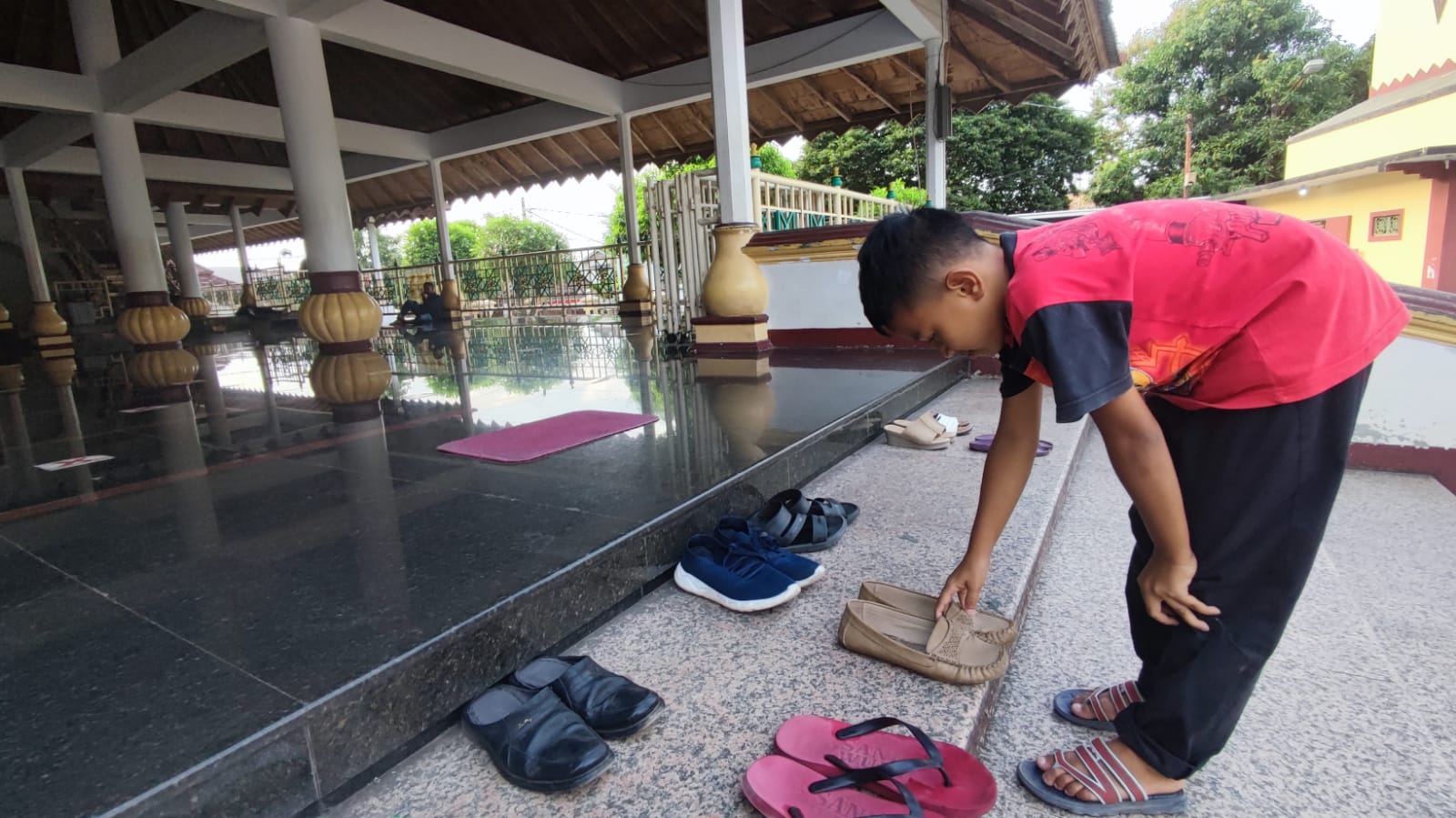 Heran Siapa Yang Merapihkan Sandal Di Masjid Ats-Tsauroh