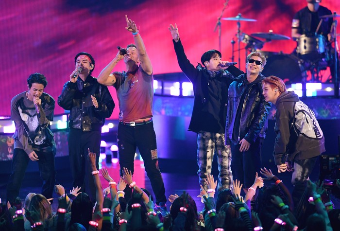 Belum Pernah Satu Panggung, Coldplay x BTS Sekalinya Bertemu Pecah  