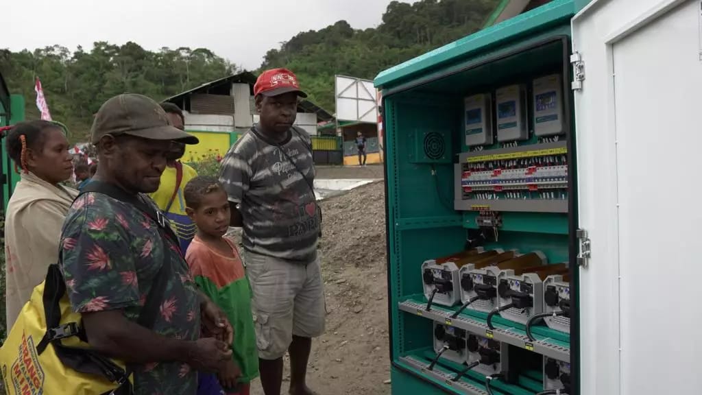 Terangi Warga Belum Berlistrik, SPEL dan APDAL Hadir di Pedalaman Papua dan Papua Barat