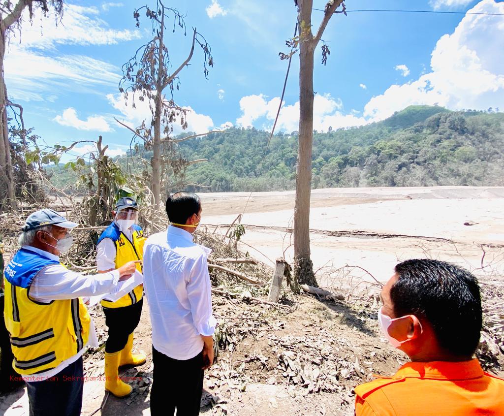 Tinjau Lokasi Erupsi Gunung Semeru, Presiden Pastikan Penanganan Bencana Berjalan Baik   