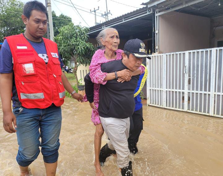 Subadri Evakuasi Lansia Yang Terjebak Banjir   