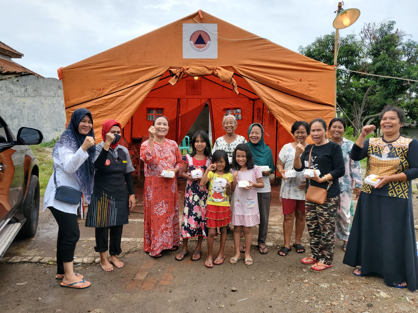 McDonalds Indonesia Melalui Bapenda Kota Serang Bersama Memberikan Bantuan Kepada Korban Banjir