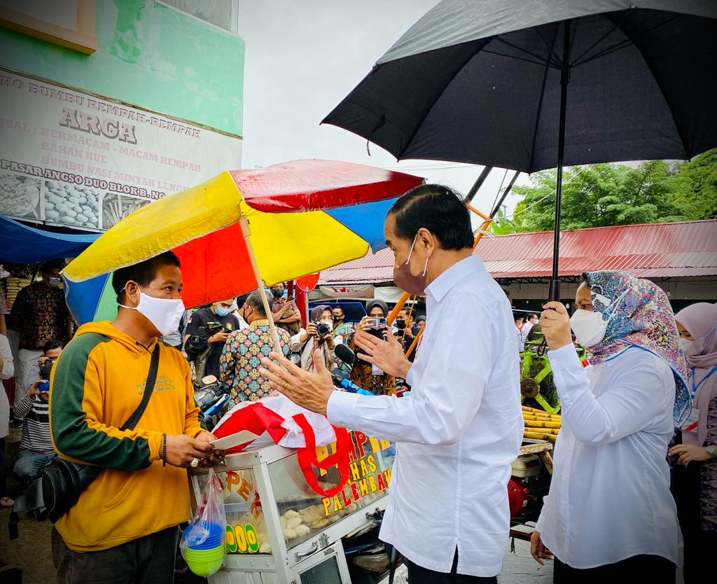 Presiden Jokowi Bagikan BLT di Pasar Angso Duo Jambi   