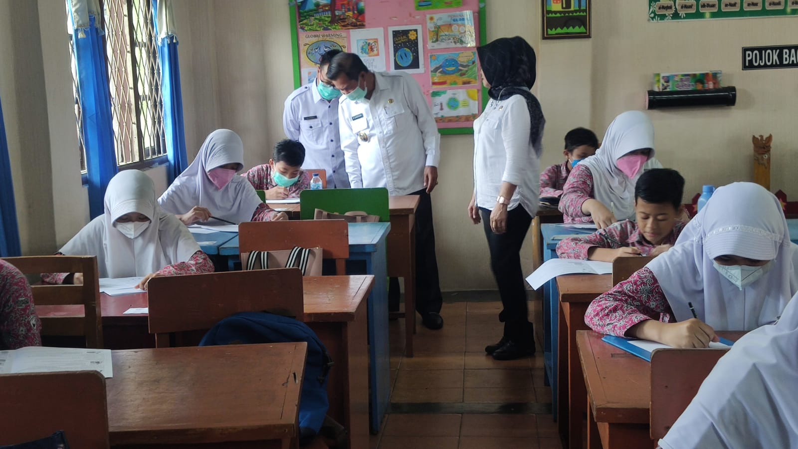 Wali Kota Serang Syafrudin meninjau langsung pelaksana Ujian Sekolah US di SDN 2 Kota Serang.