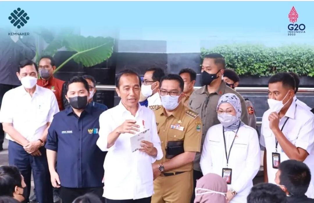 Menaker Dampingi Presiden Jokowi Tinjau Penyaluran BSU di Bandung