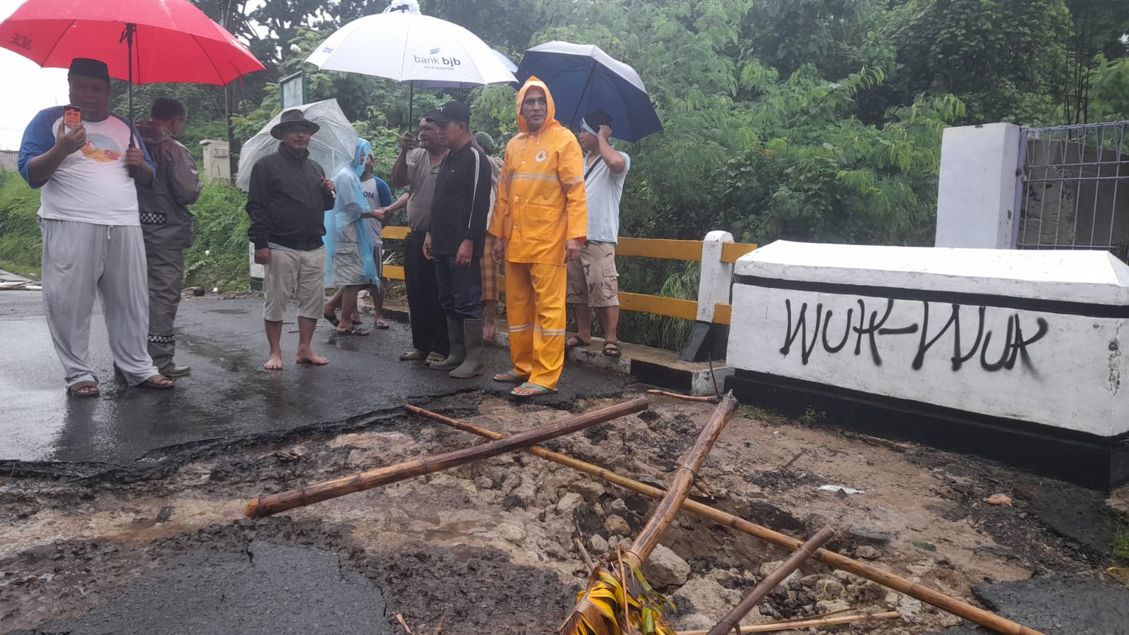 Rusak Akibat Banjir, Walikota Serang Tinjau Langsung Jembatan Singandaru Kaujon