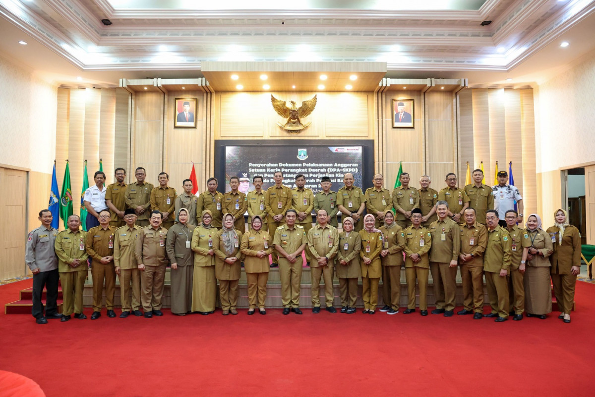 Pj Gubernur Banten Al Muktabar Serahkan DPA SKPD dan Tandatangani Perjanjian Kinerja Tahun Anggaran 2024