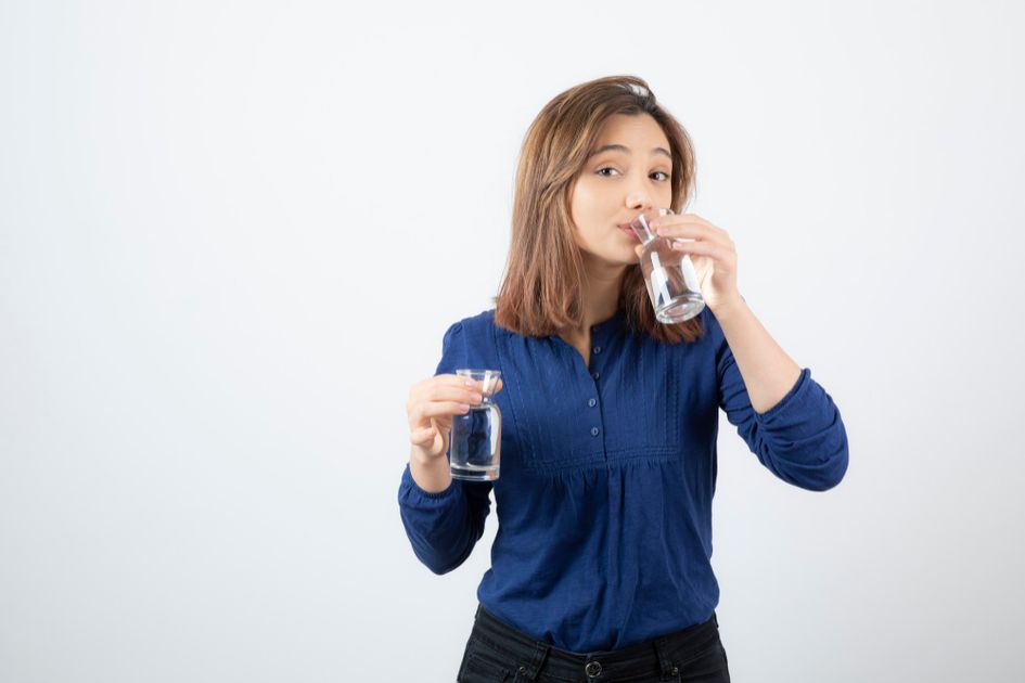 Cari tahu mengapa minum air sambil berdiri tidak baik untuk kesehatan anda